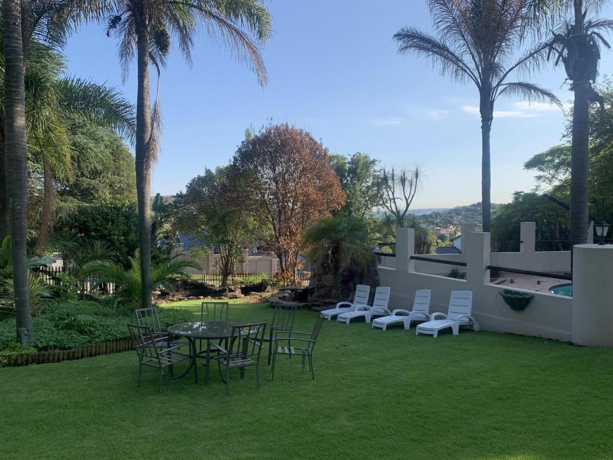 Safari -beautiful 3 Bedrooms, 10-seater Dining , Tv Room, Garden & Pool Apartment Johannesburg