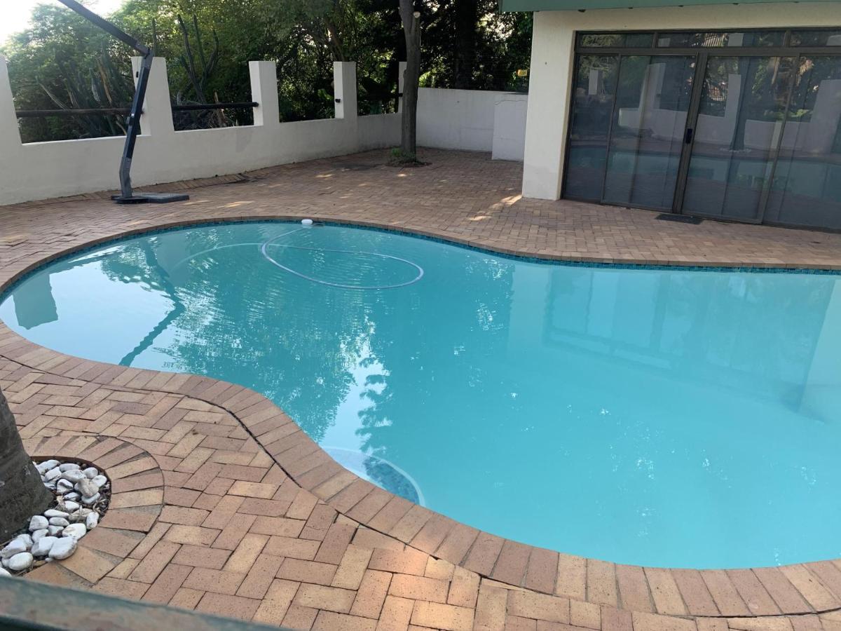 Safari -beautiful 3 Bedrooms, 10-seater Dining , Tv Room, Garden & Pool *