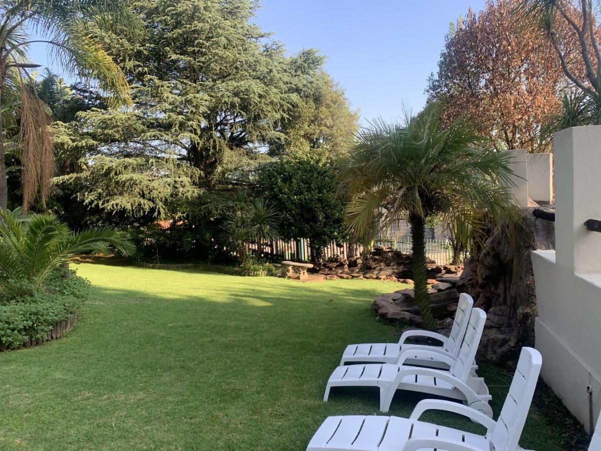 Apartment Safari -beautiful 3 Bedrooms, 10-seater Dining , Tv Room, Garden & Pool