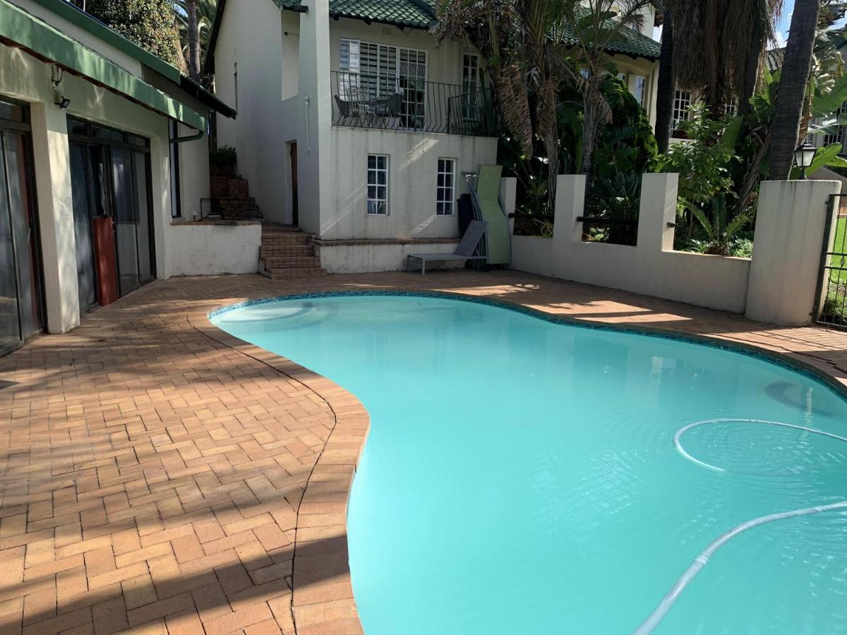 Safari -beautiful 3 Bedrooms, 10-seater Dining , Tv Room, Garden & Pool Johannesburg