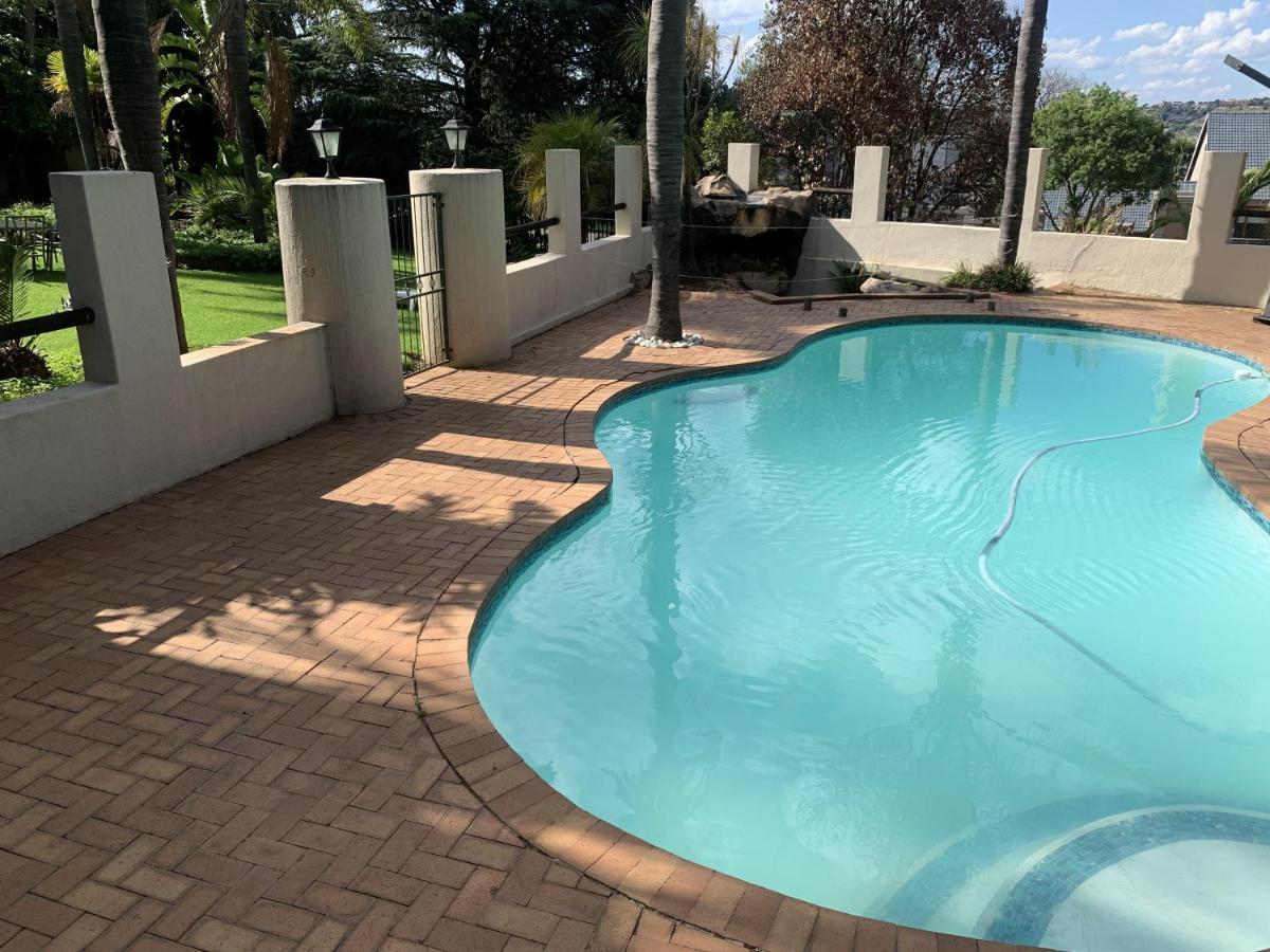 Apartment Safari -beautiful 3 Bedrooms, 10-seater Dining , Tv Room, Garden & Pool Johannesburg