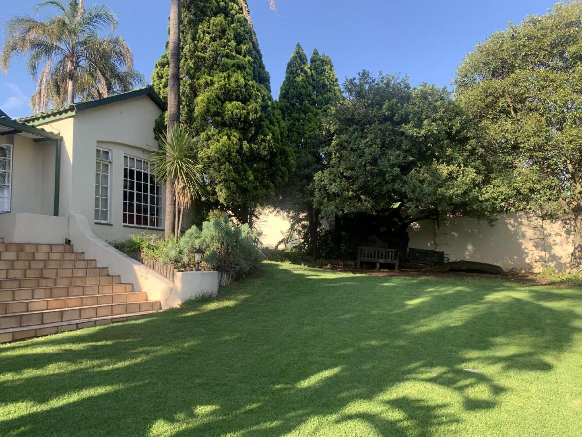 Safari -beautiful 3 Bedrooms, 10-seater Dining , Tv Room, Garden & Pool Apartment