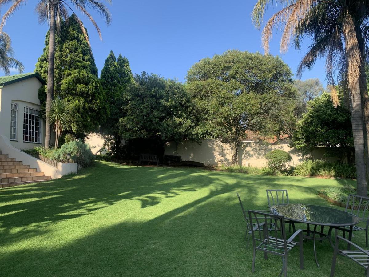 Safari -beautiful 3 Bedrooms, 10-seater Dining , Tv Room, Garden & Pool * Johannesburg