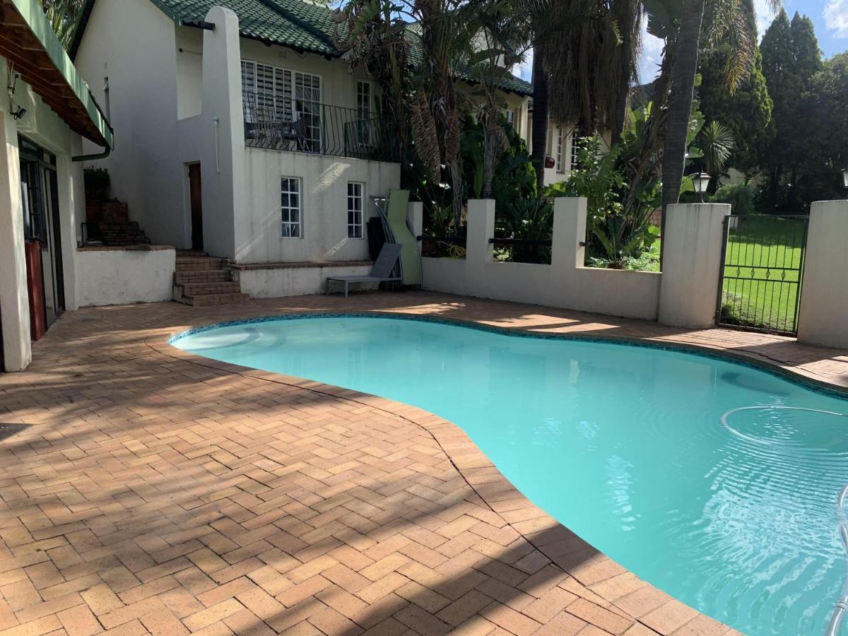Apartment Safari -beautiful 3 Bedrooms, 10-seater Dining , Tv Room, Garden & Pool