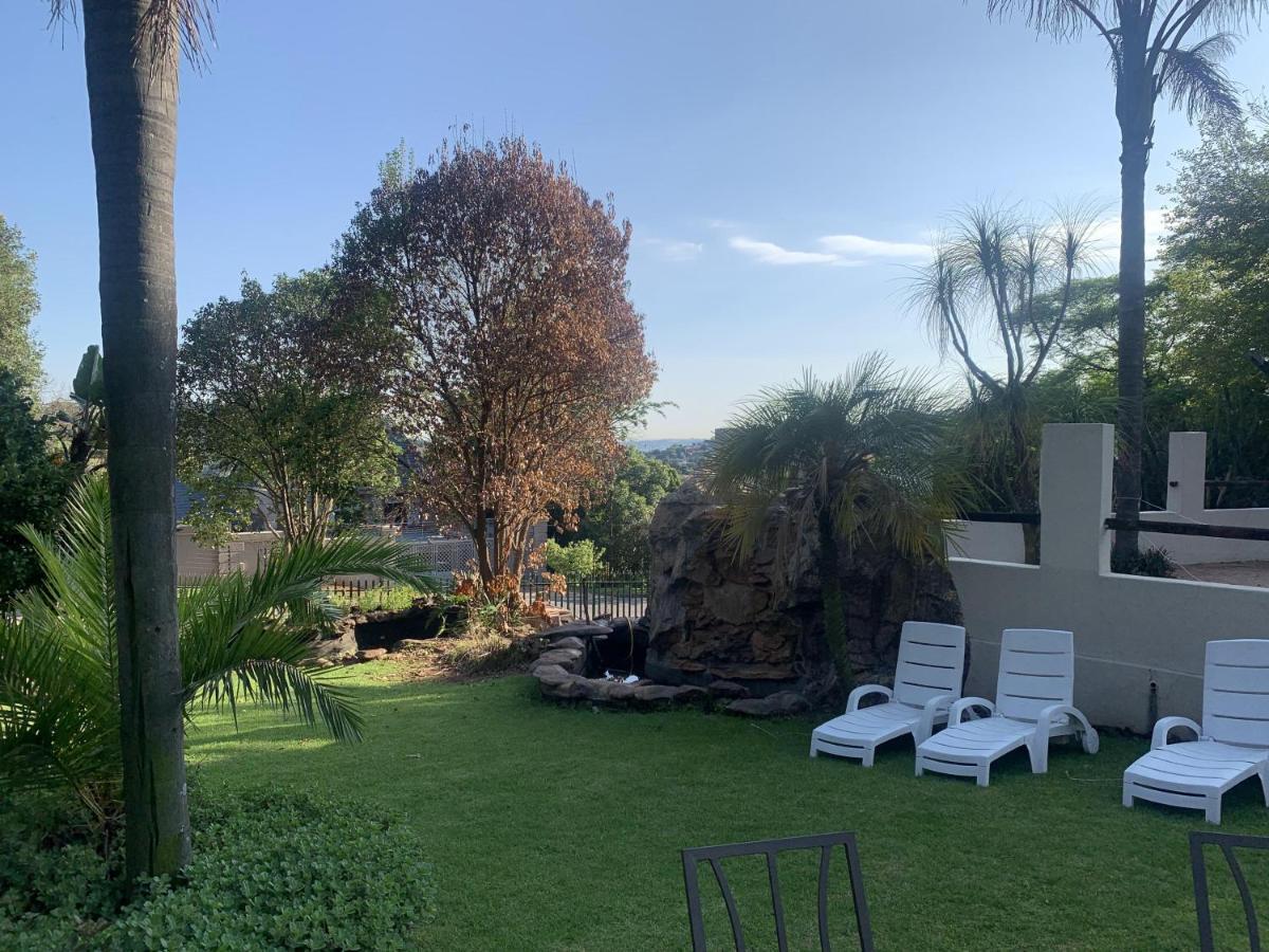 Safari -beautiful 3 Bedrooms, 10-seater Dining , Tv Room, Garden & Pool Apartment