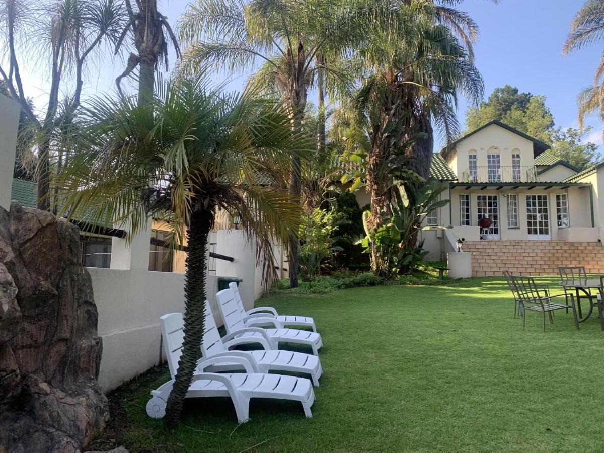 Apartment Safari -beautiful 3 Bedrooms, 10-seater Dining , Tv Room, Garden & Pool Johannesburg