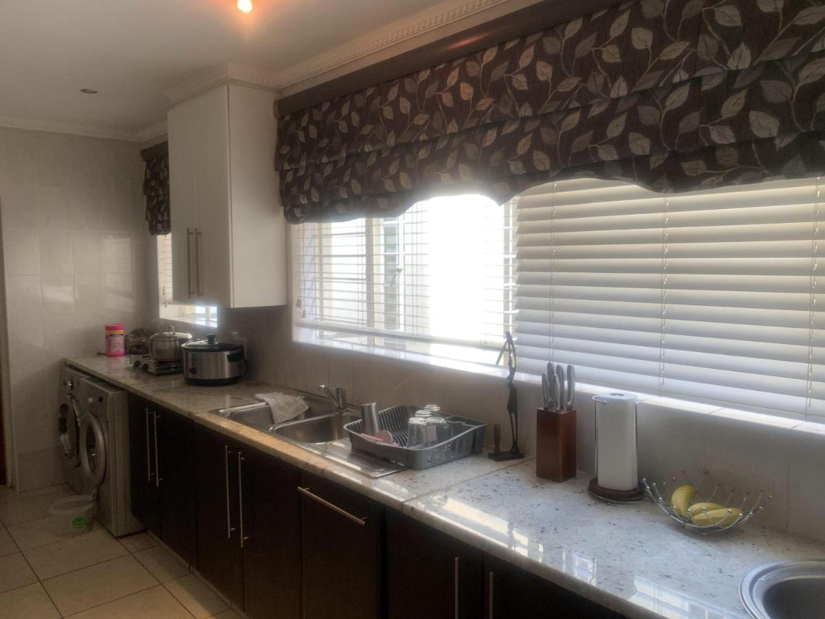 Safari -beautiful 3 Bedrooms, 10-seater Dining , Tv Room, Garden & Pool Apartment *