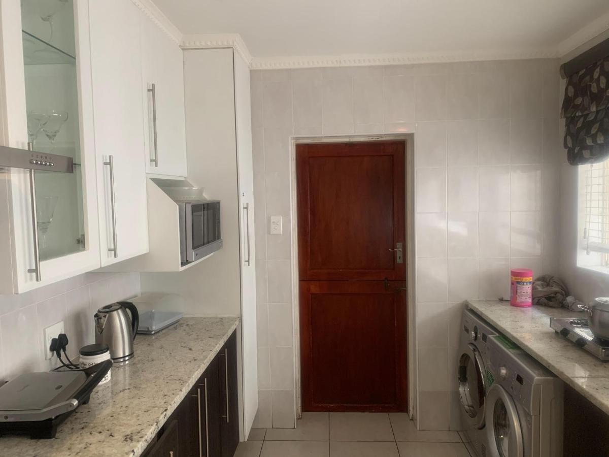 Safari -beautiful 3 Bedrooms, 10-seater Dining , Tv Room, Garden & Pool Apartment Johannesburg