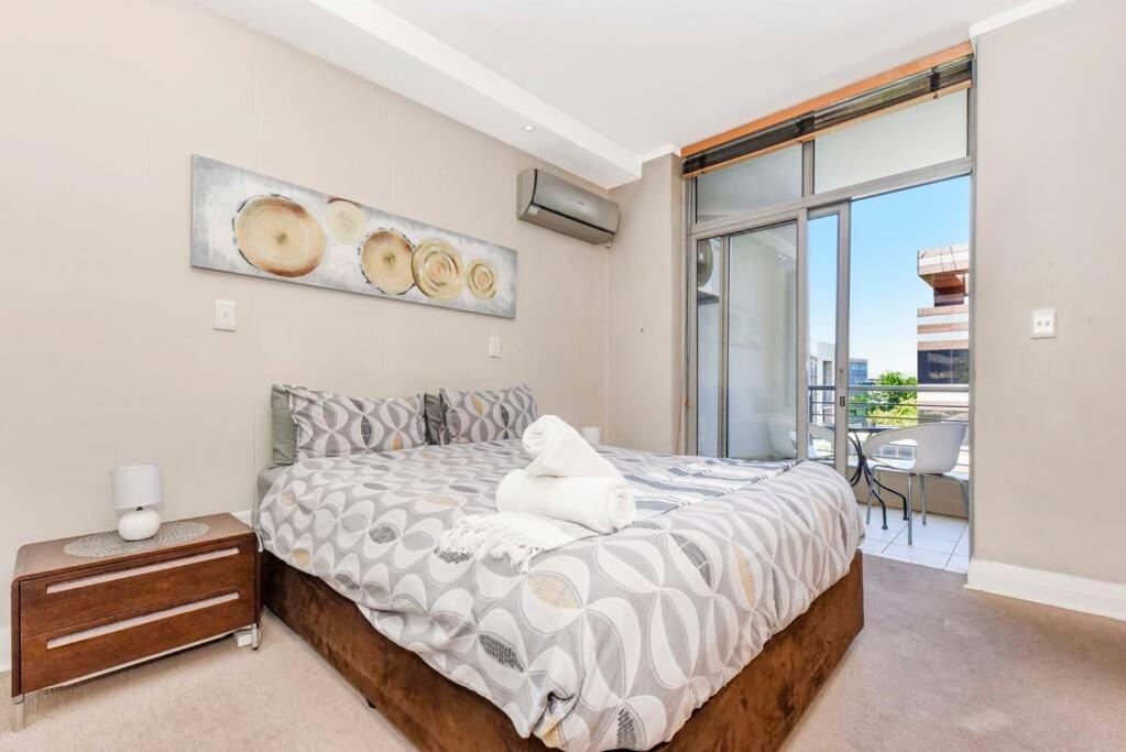 Sandton Hydro - 1 Bedroom Apartment *