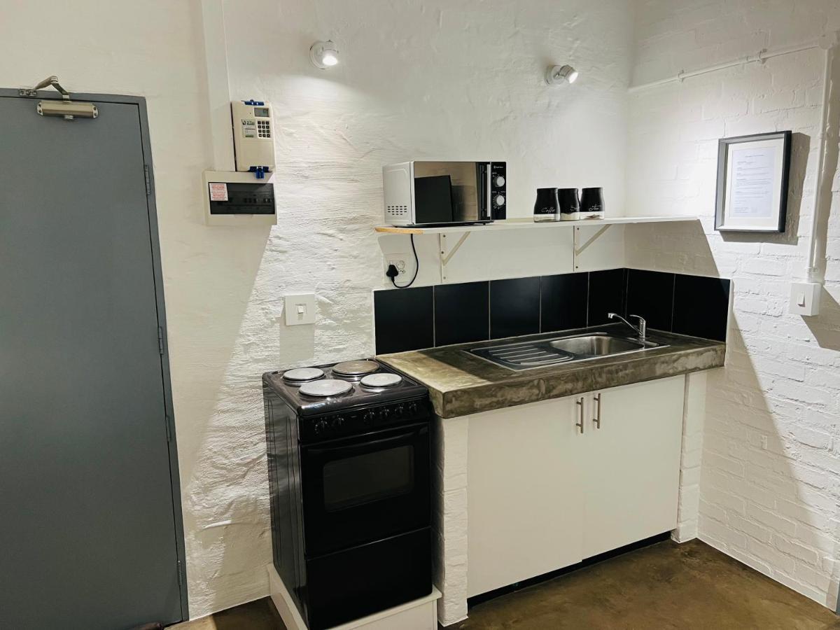 Living 119 - Fibre Wifi, Washing Machine & Sunny Balcony *