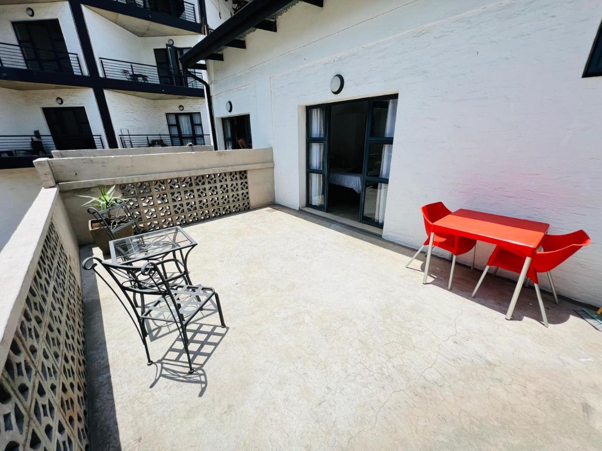 Living 119 - Fibre Wifi, Washing Machine & Sunny Balcony Apartment