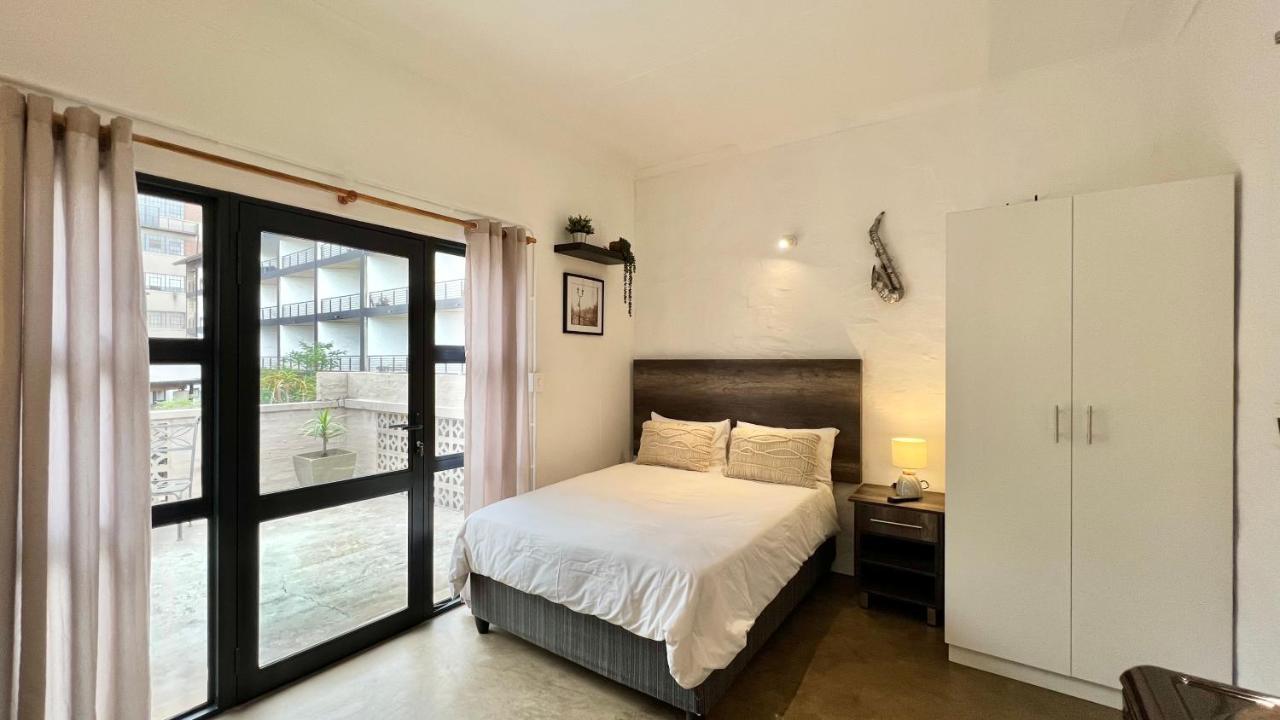 Living 119 - Fibre Wifi, Washing Machine & Sunny Balcony