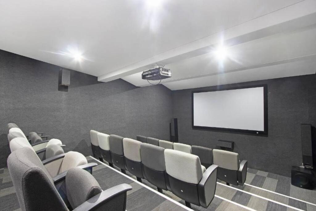 Contemporary W/cinema *