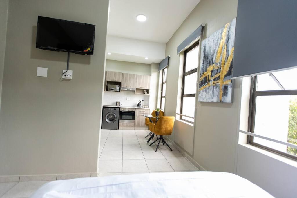 Contemporary W/cinema *