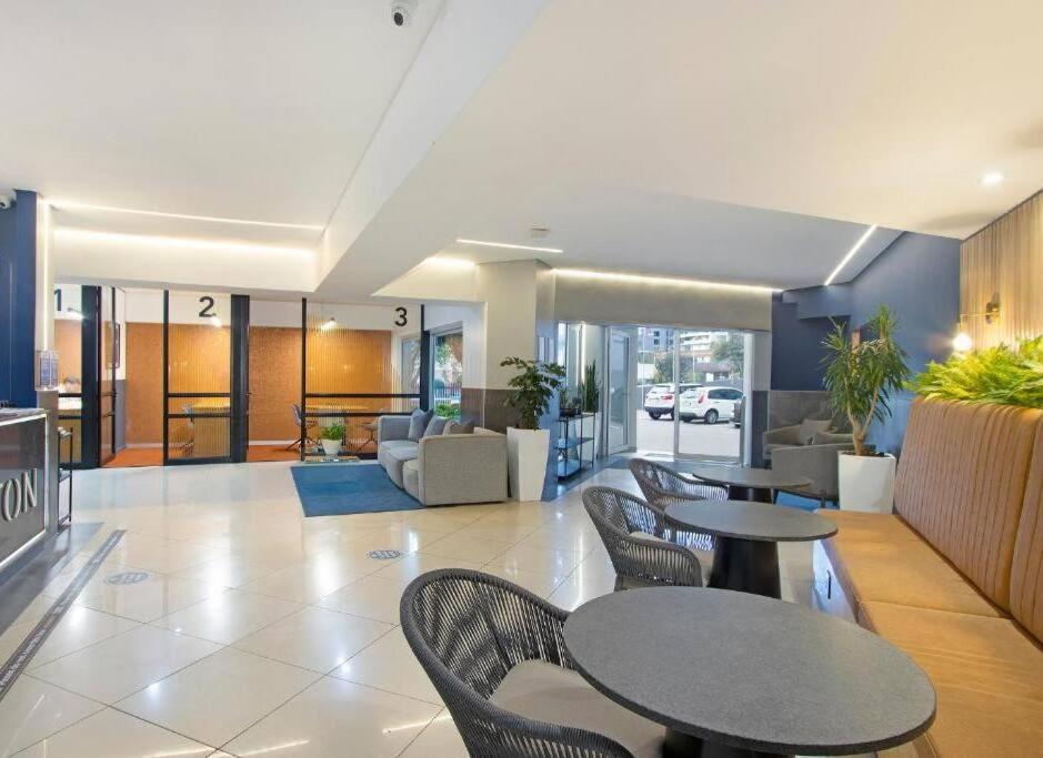 Apartment Contemporary W/cinema