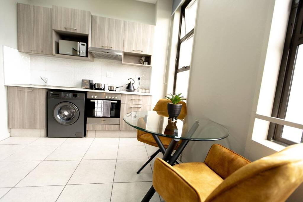 Contemporary W/cinema *