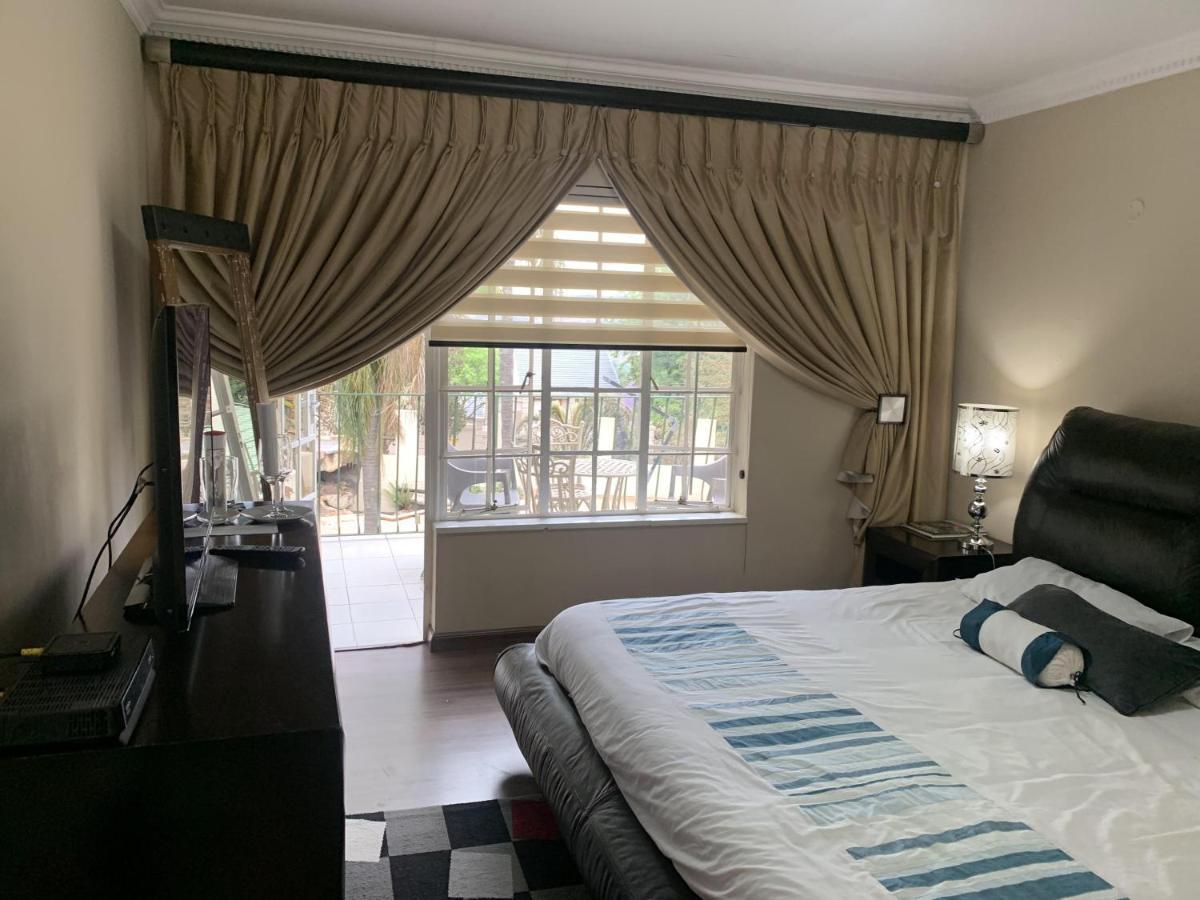 Safari -beautiful 3 Bedrooms, 10-seater Dining , Tv Room, Garden & Pool *