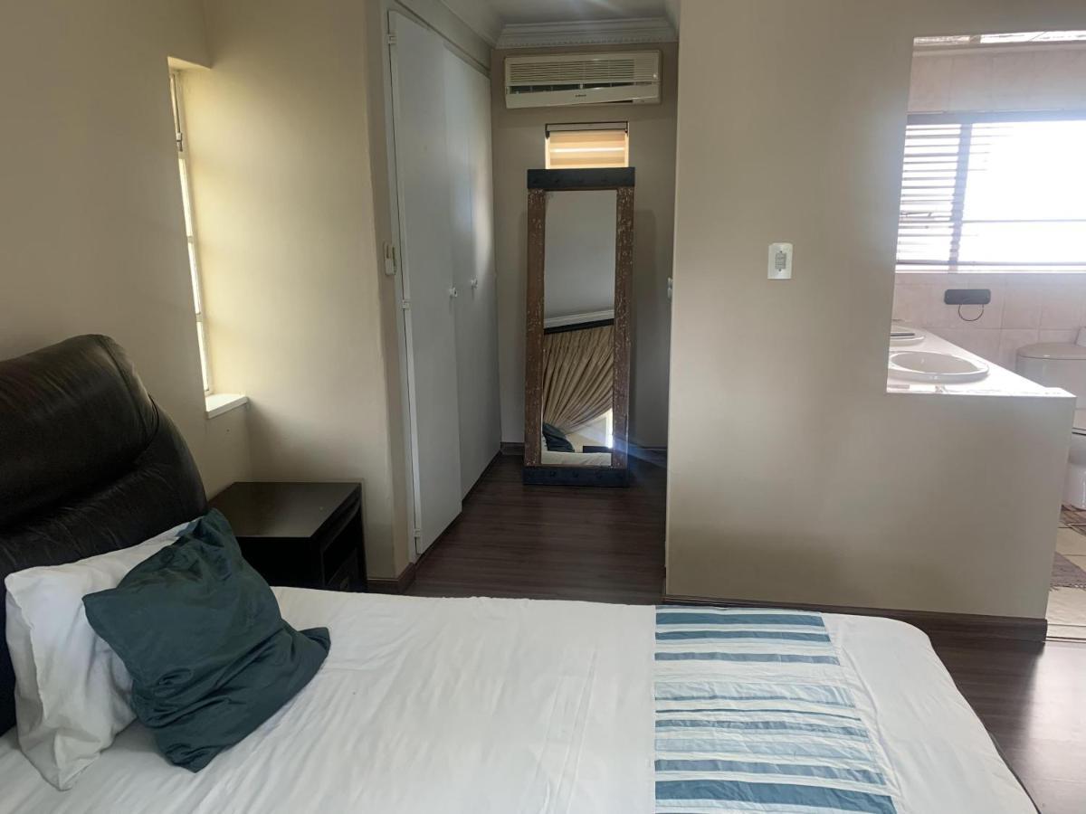 Safari -beautiful 3 Bedrooms, 10-seater Dining , Tv Room, Garden & Pool Johannesburg