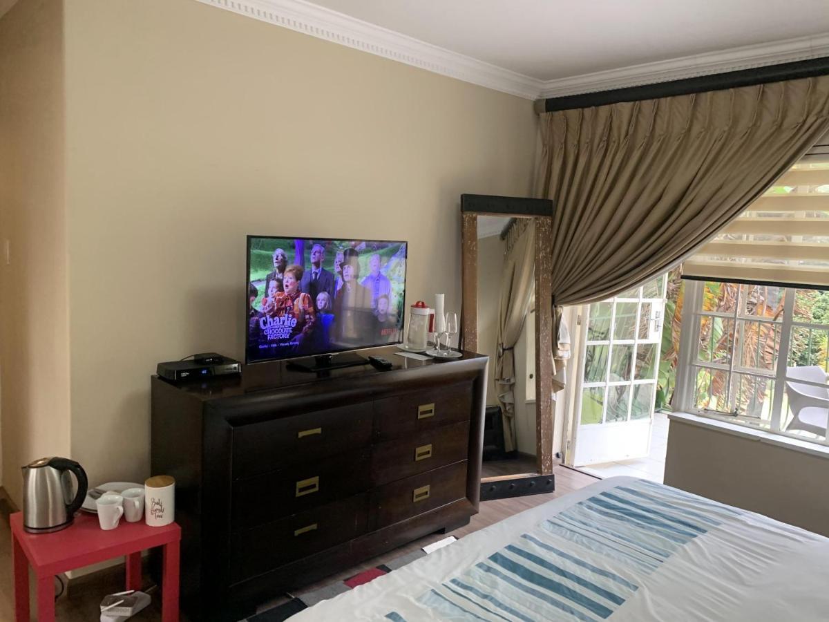 Safari -beautiful 3 Bedrooms, 10-seater Dining , Tv Room, Garden & Pool Apartment