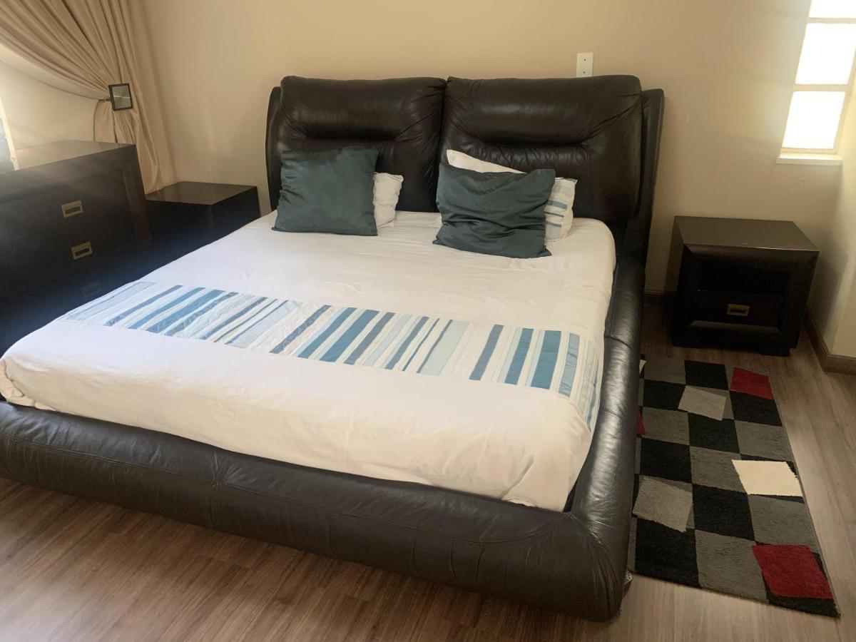 Apartment Safari -beautiful 3 Bedrooms, 10-seater Dining , Tv Room, Garden & Pool