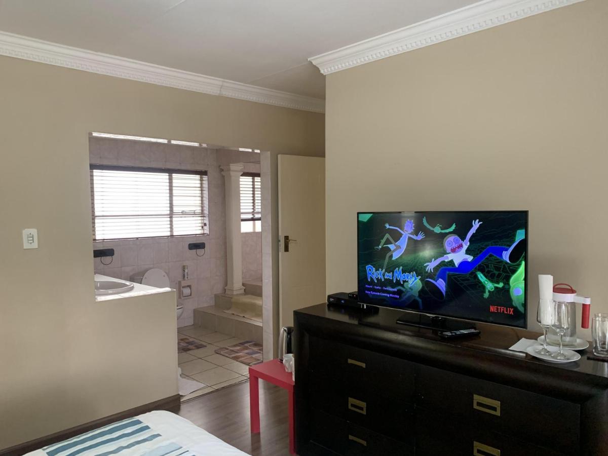Safari -beautiful 3 Bedrooms, 10-seater Dining , Tv Room, Garden & Pool Apartment Johannesburg
