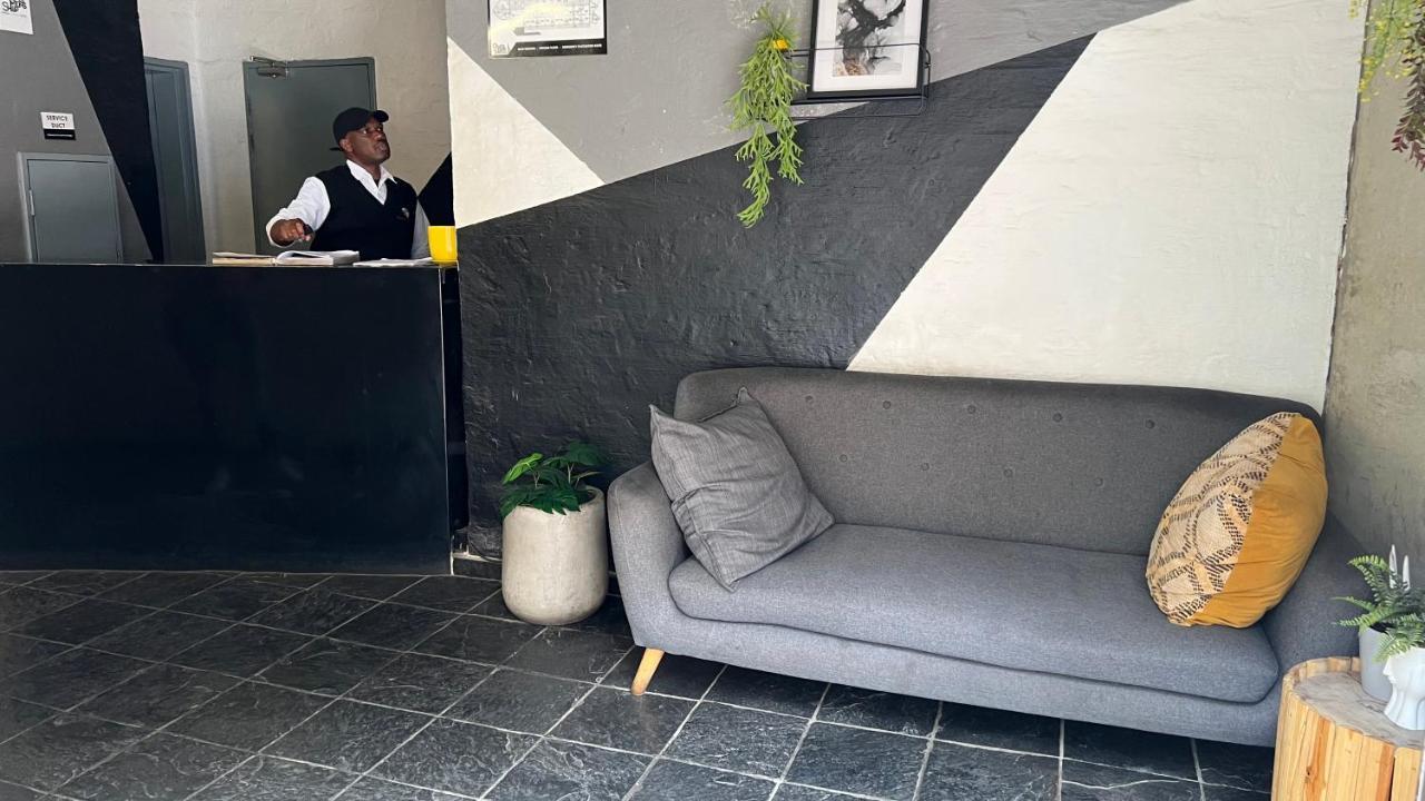 Living 119 - Fibre Wifi, Washing Machine & Sunny Balcony Apartment *