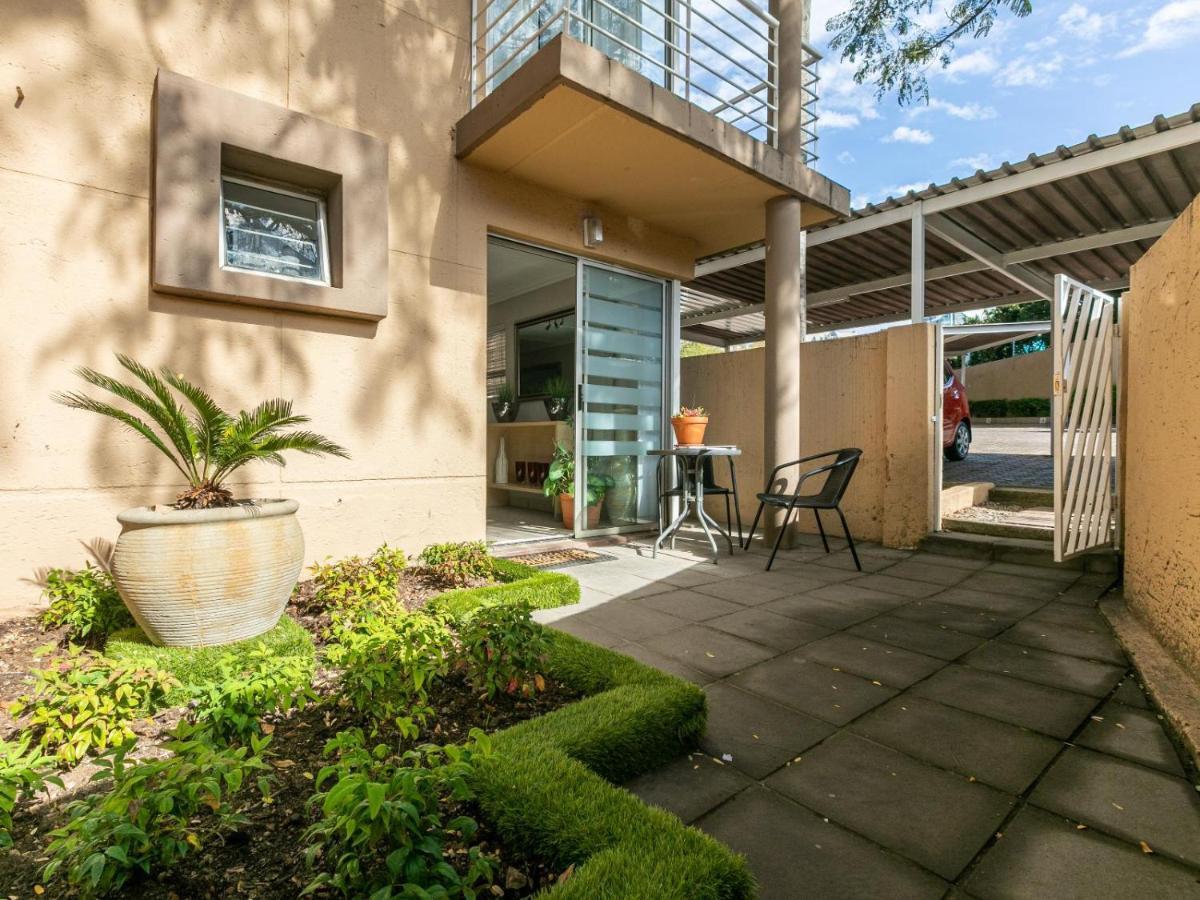 Rad Stays 28 Madison Palms Apartment *