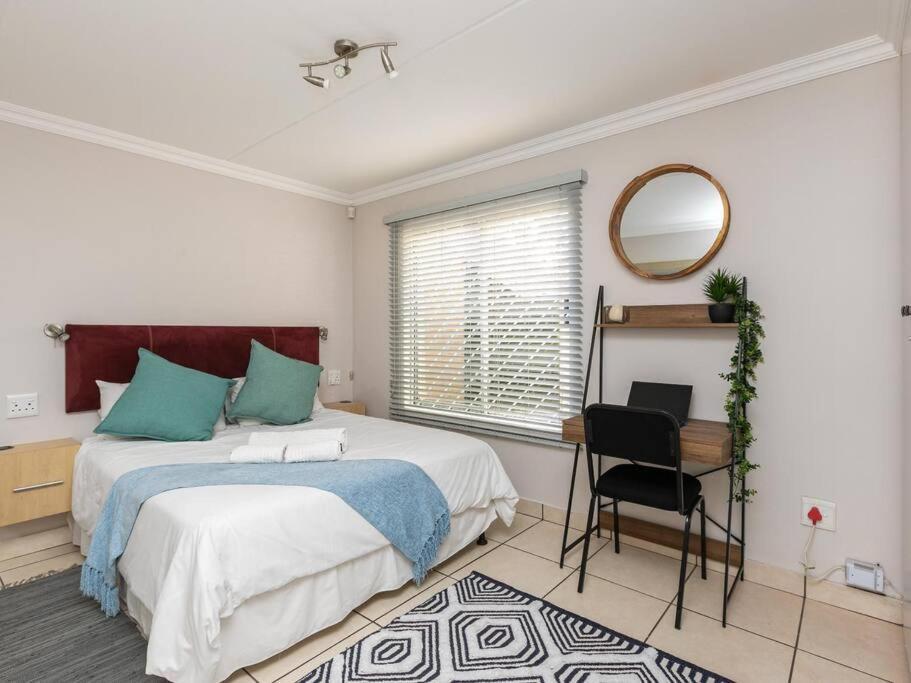 Rad Stays 28 Madison Palms Apartment