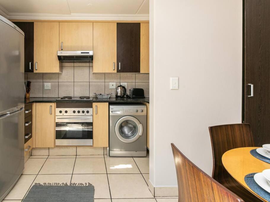 Rad Stays 28 Madison Palms Apartment