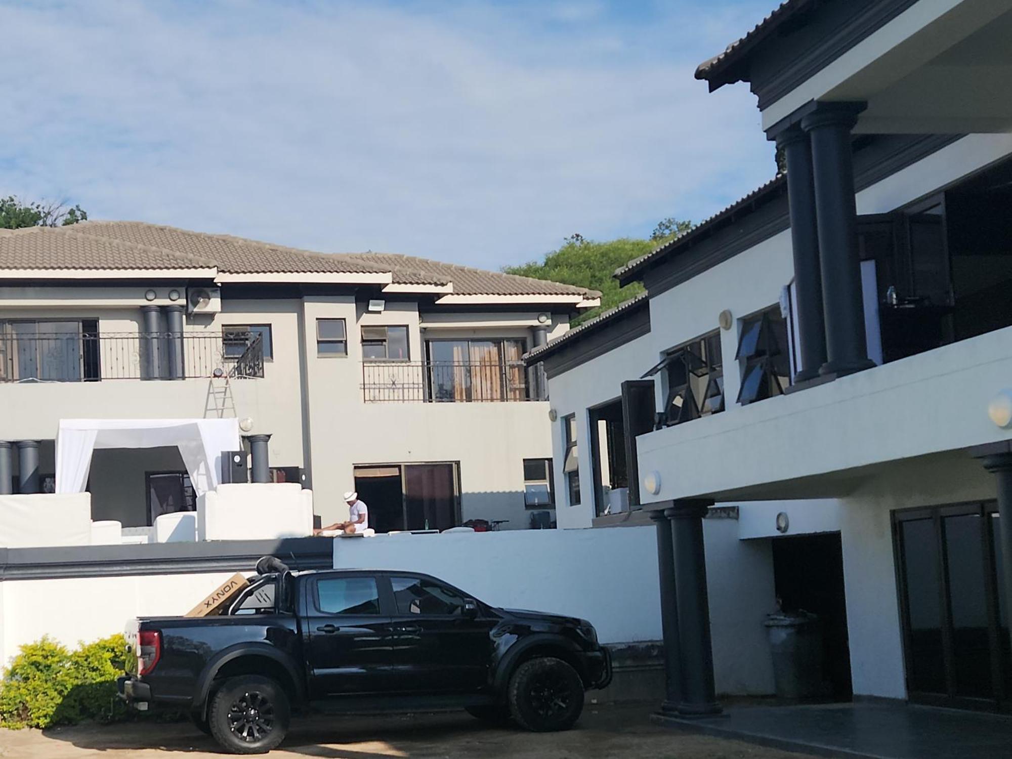 Bryanston Drive Elegant & Boardroom Facilities Guest house *