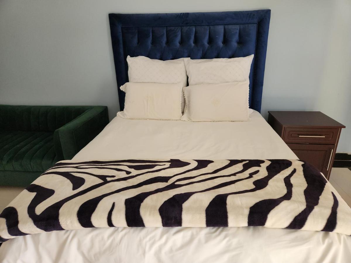 Bryanston Drive Elegant & Boardroom Facilities Guest house *