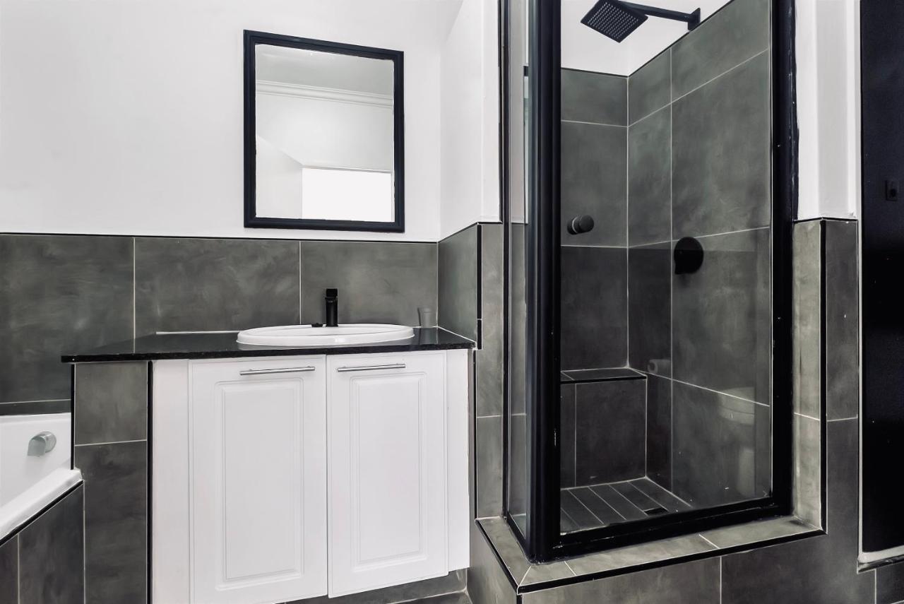 Apartment 2 Bedroom 2 Bath Luxury - Sandton Cbd *