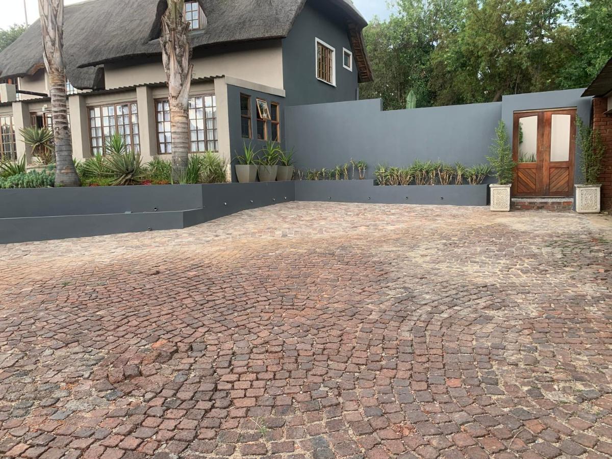 Modern 1 Bedroom Flat With Uninterrupted Wifi Apartment Johannesburg