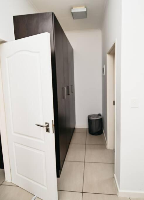 Secure And Comfortable , Fully Equipped Unit Joanesburgo