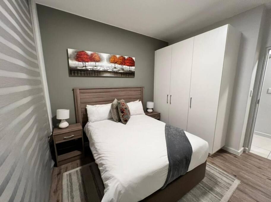 Spacious In The Median Rosebank * Johannesburg