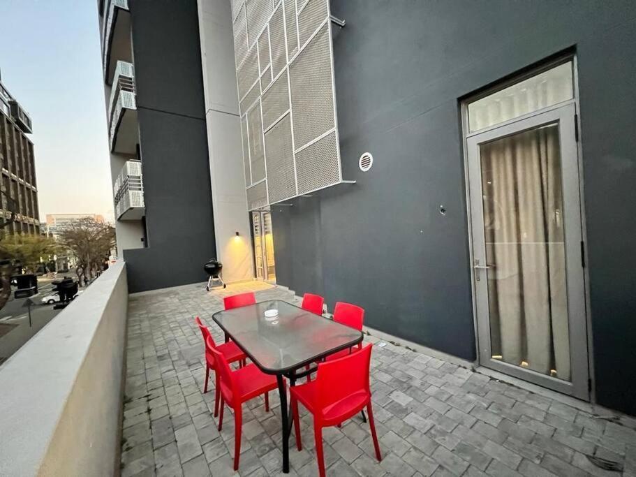 Apartment Spacious In The Median Rosebank Johannesburg