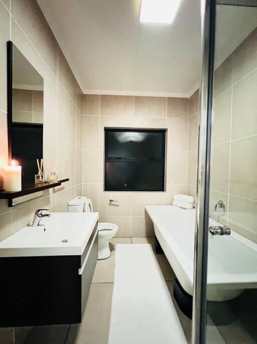 Apartment Perfect Haven-1min Dainfern Square *
