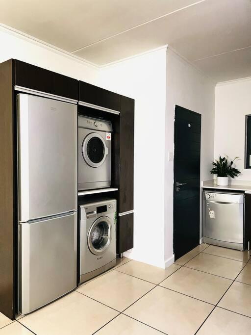 Apartment Perfect Haven-1min Dainfern Square