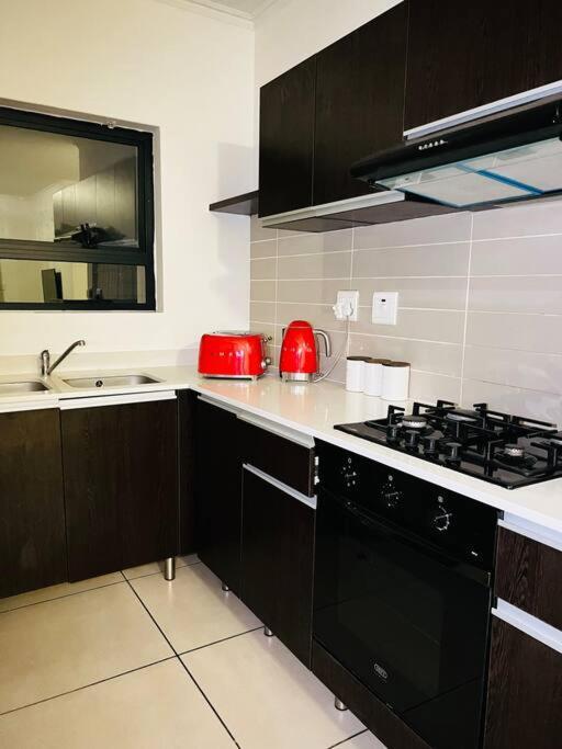 Perfect Haven-1min Dainfern Square Apartment Johannesburg