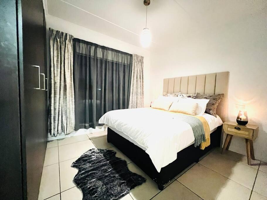 Perfect Haven-1min Dainfern Square Apartment