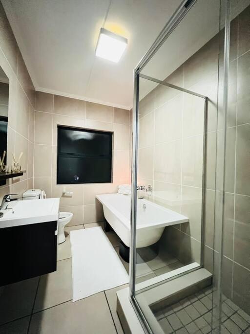 Apartment Perfect Haven-1min Dainfern Square *