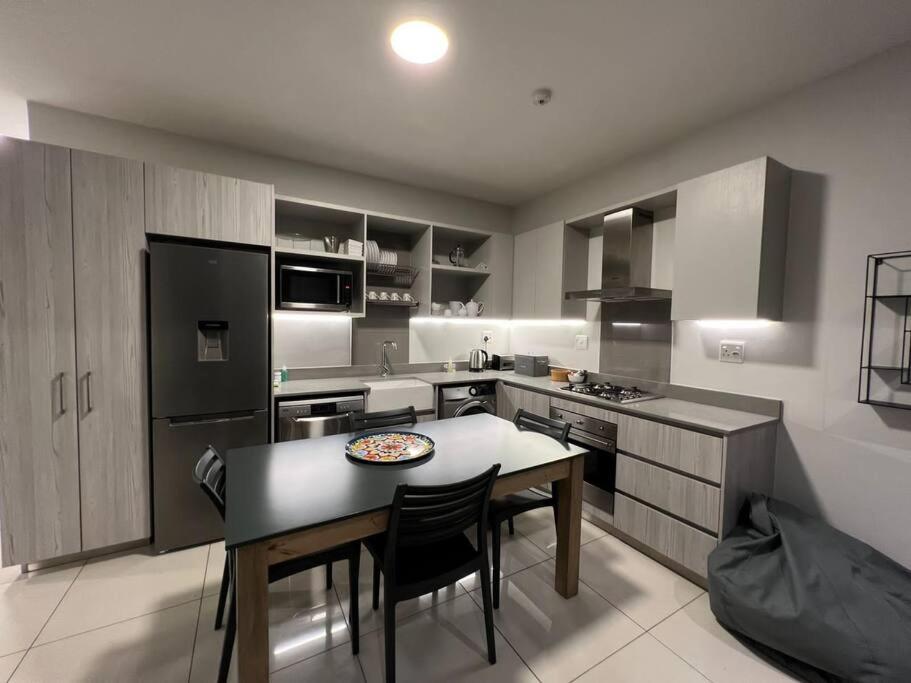 Stunning 2 Bedroom In Rosebank Central