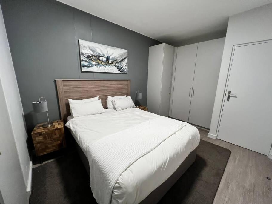 Stunning 2 Bedroom In Rosebank Central Apartment *