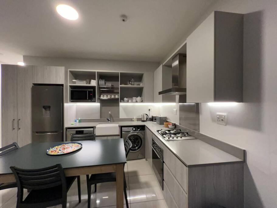 Stunning 2 Bedroom In Rosebank Central