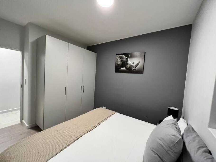 Stunning 2 Bedroom In Rosebank Central Apartment Johannesburg