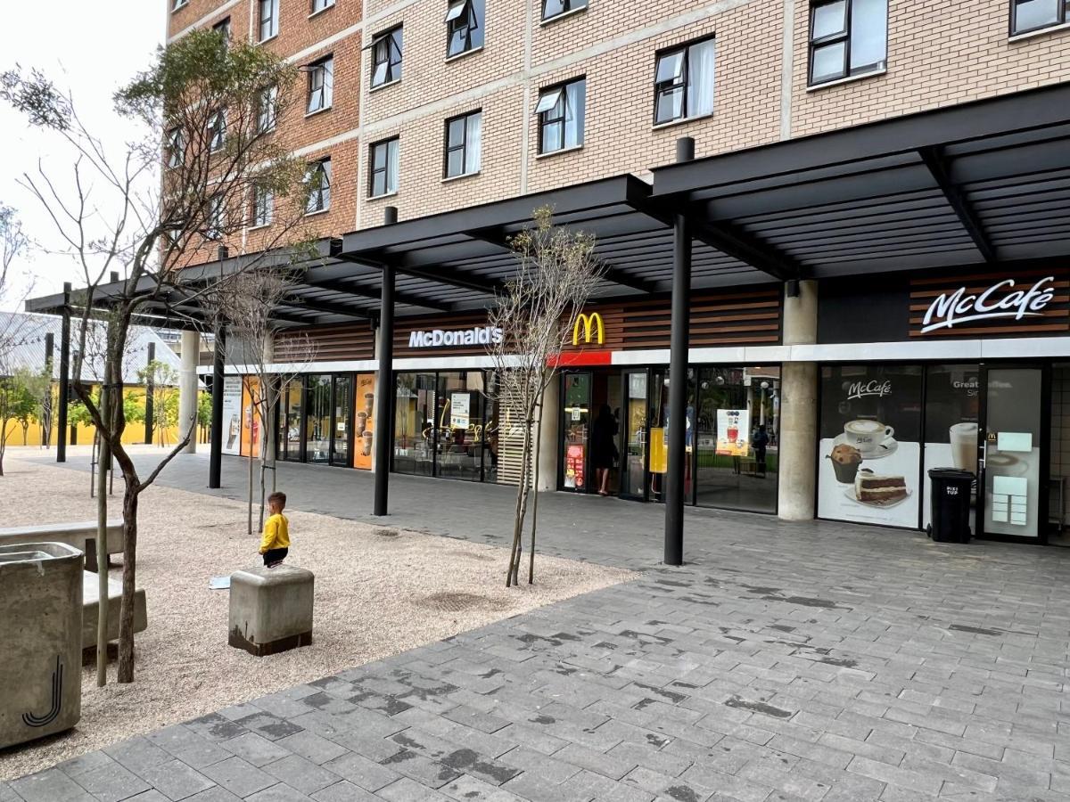 Living 119 - Fibre Wifi, Washing Machine & Sunny Balcony Apartment *