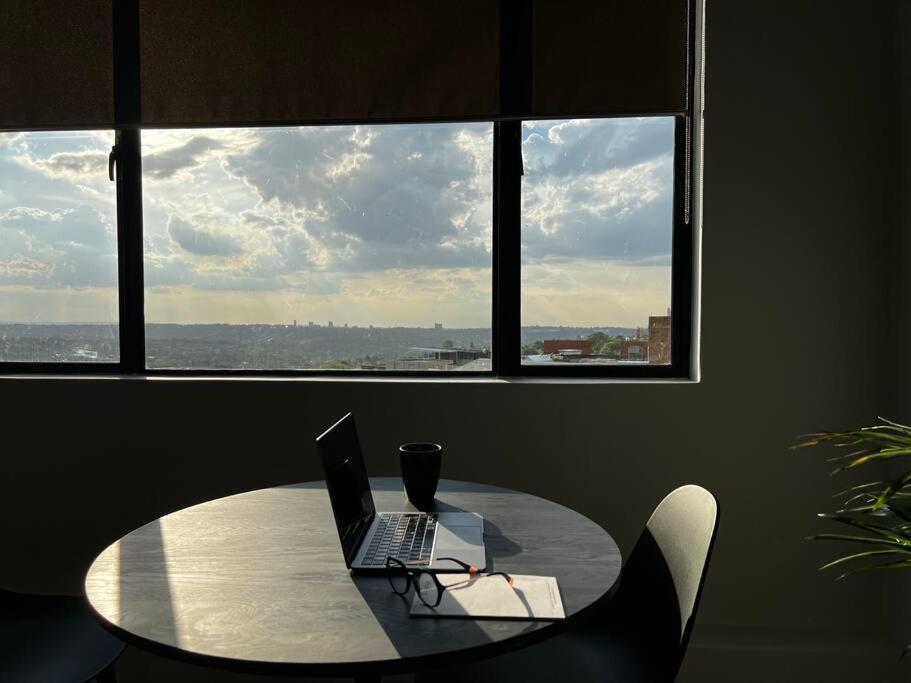 Apartment 4023-stunning Views In Sandton Johannesburg