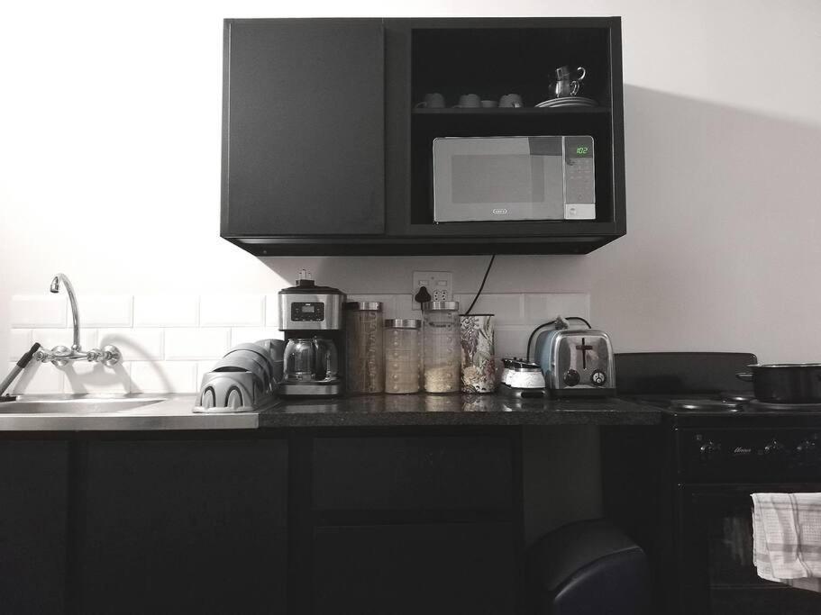 Lovely Spacious Studio In The Of Gold! Apartment