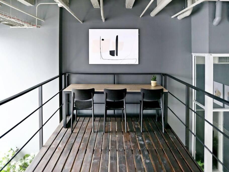 Apartment Lovely Spacious Studio In The Of Gold!