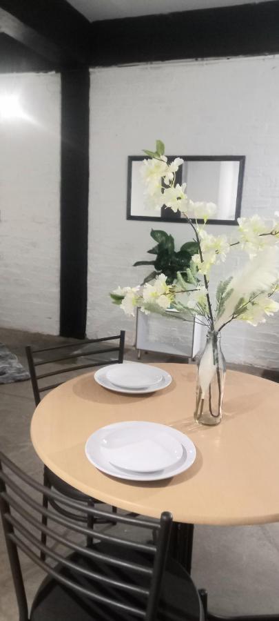 Chic Urban Maboneng Getaway, Free Wi-fi Apartment